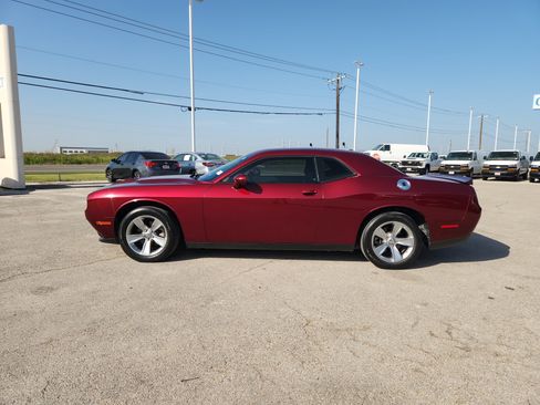 Used 2022 Dodge Challenger SXT RWD image 4