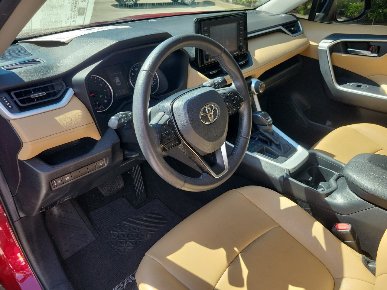 Used 2021 Toyota RAV4 XLE Premium FWD image 16