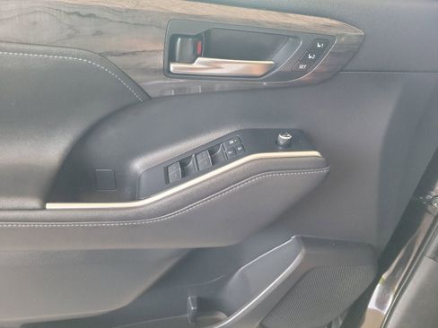Used 2020 Toyota Highlander Limited FWD image 19