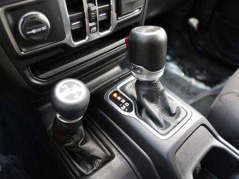 Used 2023 Jeep Wrangler Unlimited w/ Cold Weather Group AWD/4WD image 31