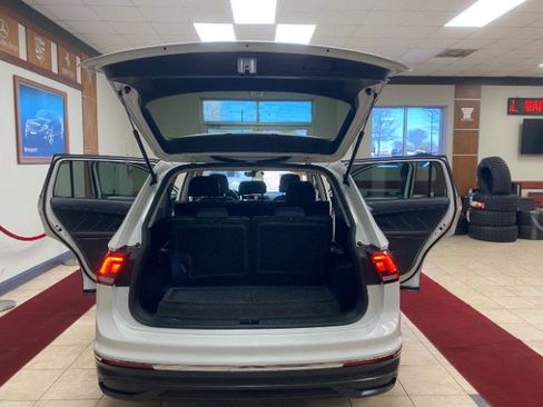 Used 2023 Volkswagen Tiguan SE w/ Panoramic Sunroof Package image 17