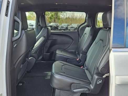 New 2026 Chrysler Pacifica Select image 11