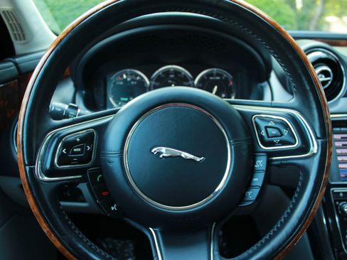 Used 2012 Jaguar XJ RWD image 13