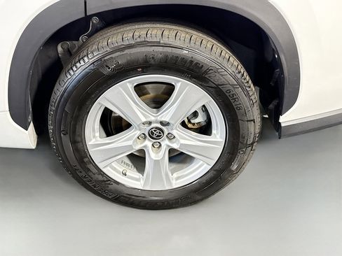 Used 2025 Toyota Highlander LE FWD image 37