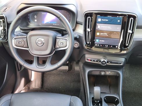 Used 2025 Volvo XC40 B5 Core w/ Protection Package Premier image 34