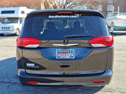 Used 2023 Chrysler Voyager LX image 5
