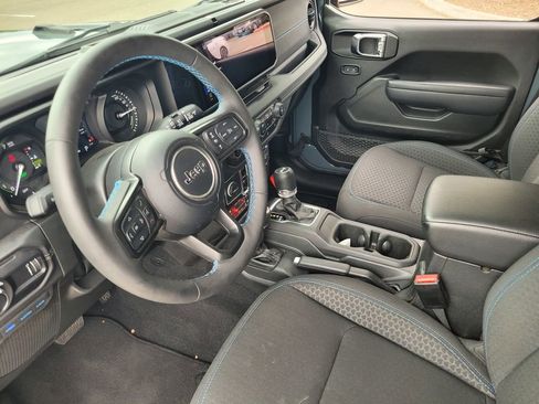 Used 2025 Jeep Wrangler Unlimited Rubicon 4xe w/ Convenience Group AWD/4WD image 18