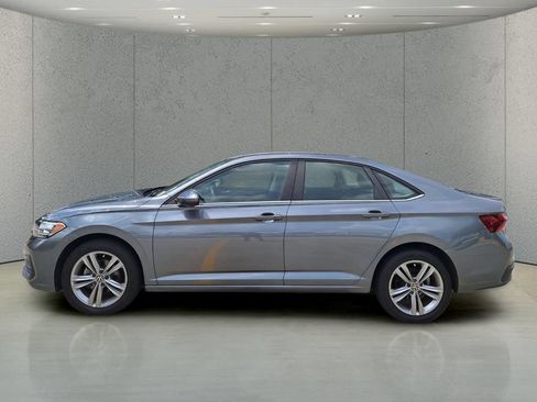 Used 2023 Volkswagen Jetta SE w/ Panoramic Sunroof Package FWD image 2