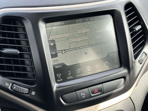 Used 2018 Jeep Cherokee Limited image 26