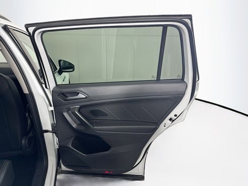 Used 2024 Volkswagen Tiguan SE image 29