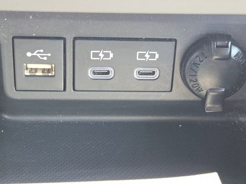Used 2023 Toyota Highlander L FWD image 11