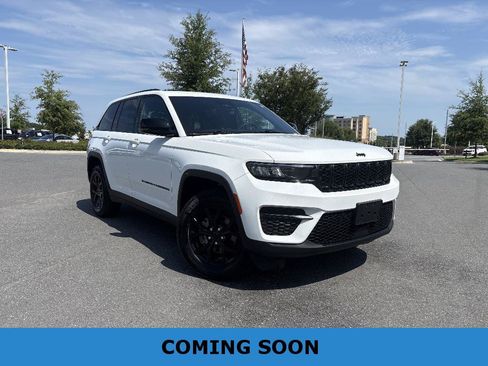 Certified 2025 Jeep Grand Cherokee Altitude AWD/4WD image 1