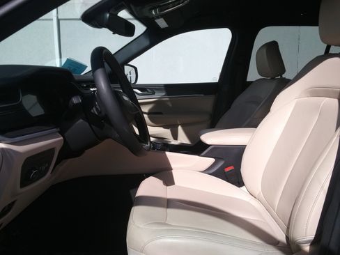 Used 2024 Jeep Grand Cherokee Limited image 14