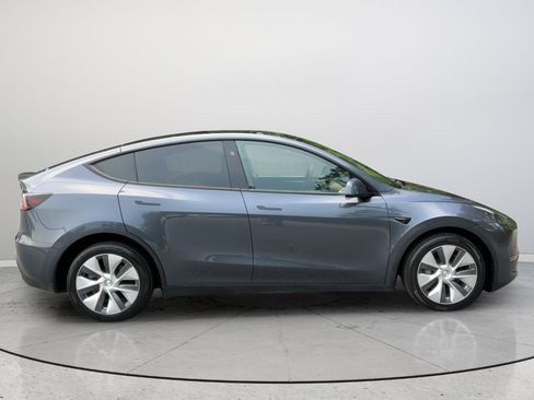 Used 2023 Tesla Model Y AWD image 5