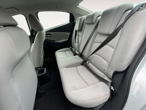 Used 2020 Toyota Yaris L image 12