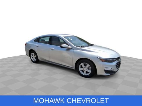 Used 2022 Chevrolet Malibu LS FWD image 2