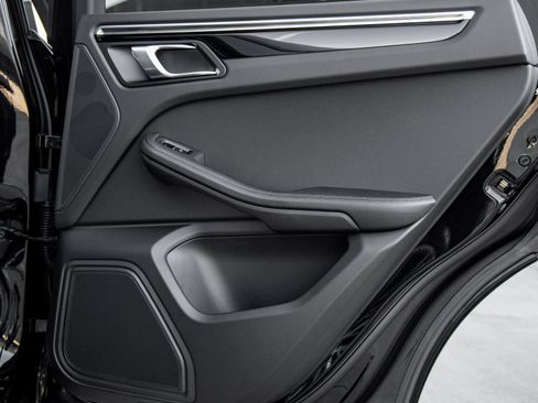 Certified 2026 Porsche Macan AWD/4WD image 38