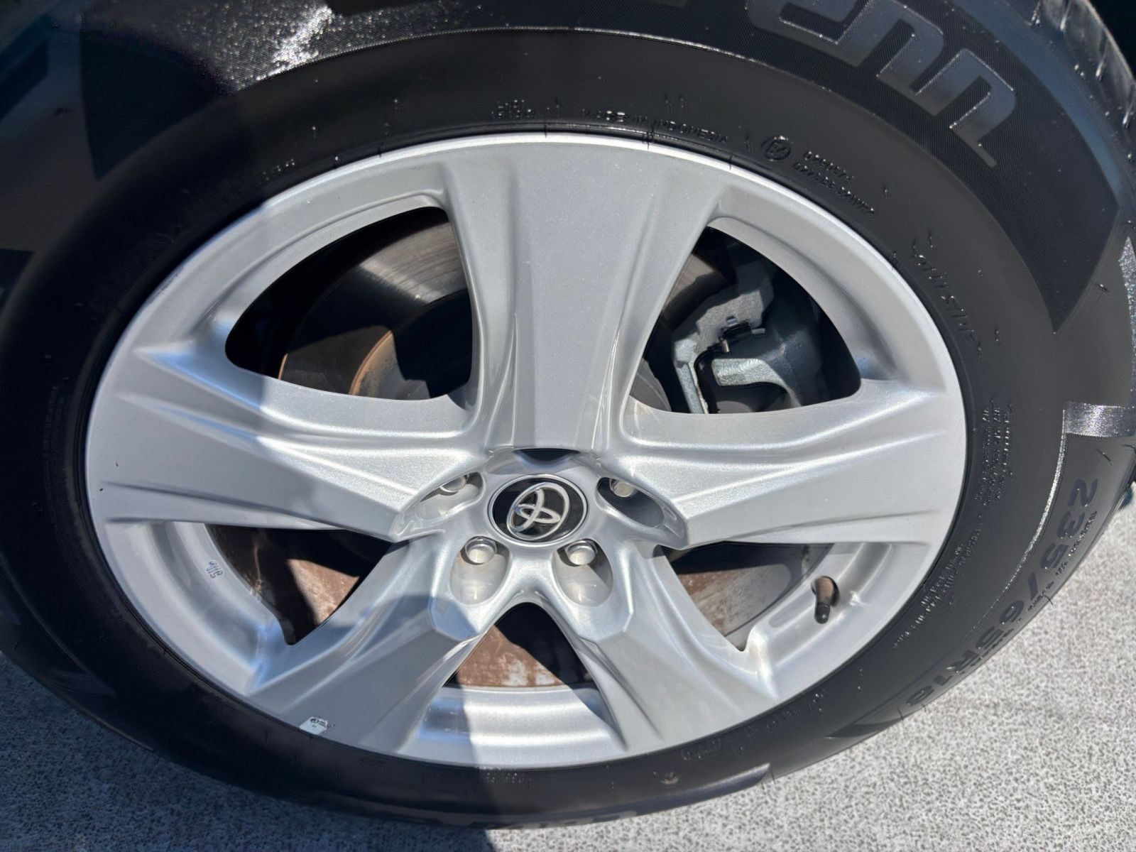 Used 2025 Toyota Highlander LE FWD image 30