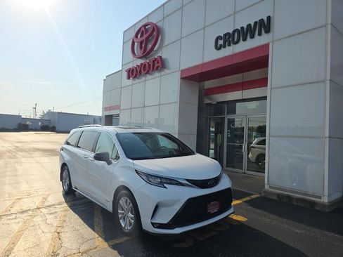 Used 2021 Toyota Sienna XSE FWD image 1