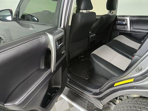 Used 2016 Toyota 4Runner SR5 AWD/4WD image 18