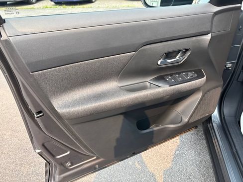 Used 2025 Nissan Kicks SV AWD/4WD image 18