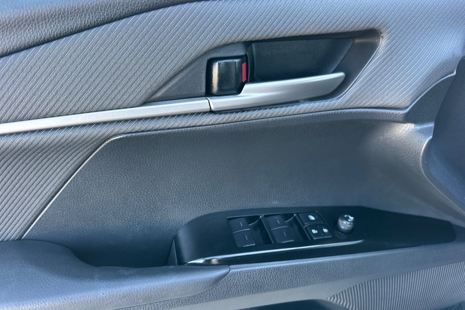 Used 2025 Toyota Camry SE w/ Convenience Package FWD image 10