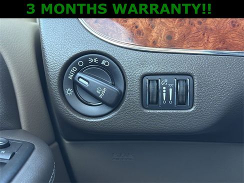 Used 2016 Chrysler Town & Country Touring-L image 40