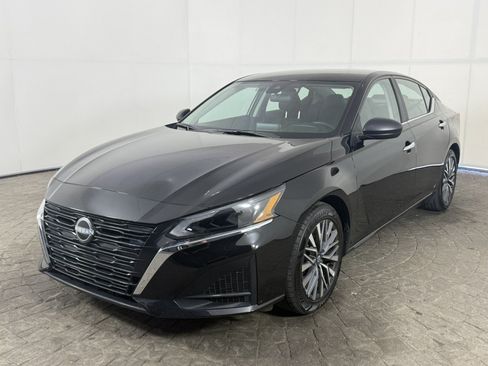 Used 2025 Nissan Altima 2.5 SV FWD image 3