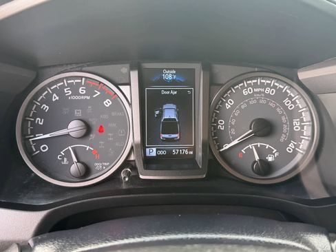 Used 2022 Toyota Tacoma TRD Off-Road w/ TRD Premium Off Road Package AWD/4WD image 8