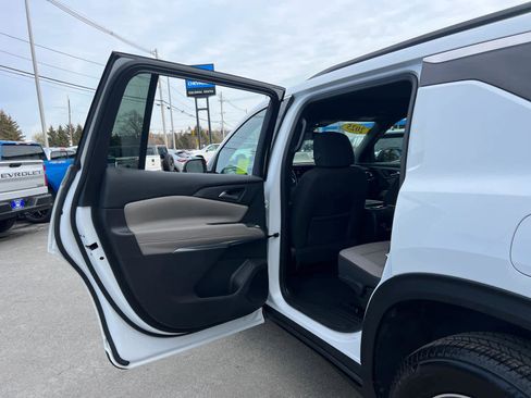 Certified 2025 Chevrolet Traverse LT image 32