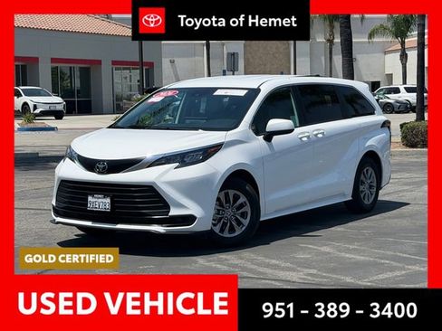 Used 2026 Toyota Sienna LE FWD image 1