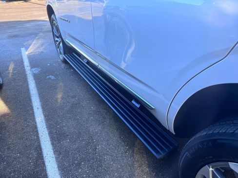 Used 2022 GMC Yukon Denali w/ Denali Premium Package image 13