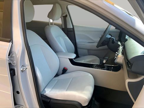 Certified 2025 Hyundai Kona SE FWD image 9