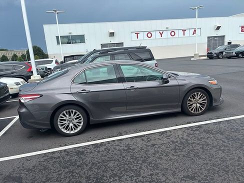Used 2018 Toyota Camry XLE FWD image 7