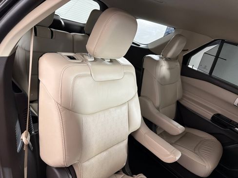 Used 2022 Ford Explorer Platinum w/ Equipment Group 601A AWD/4WD image 23