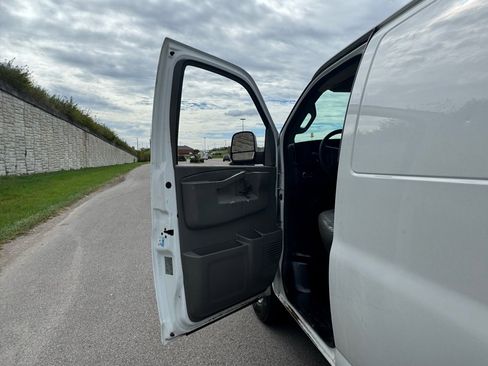 Used 2017 Chevrolet Express 2500 image 10