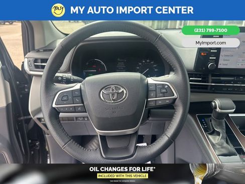 Used 2023 Toyota Sienna XLE FWD image 14