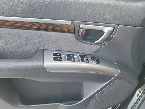 Used 2011 Hyundai Santa Fe SE FWD image 17