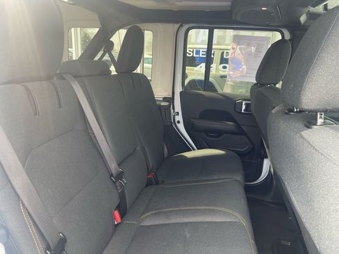 Used 2025 Jeep Wrangler Unlimited Sahara image 12