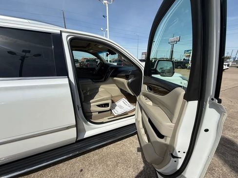 Used 2019 Cadillac Escalade ESV Premium Luxury AWD/4WD image 16