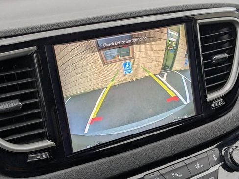 Used 2025 Chrysler Pacifica Select image 22