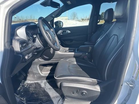 Used 2025 Chrysler Pacifica Limited FWD image 13