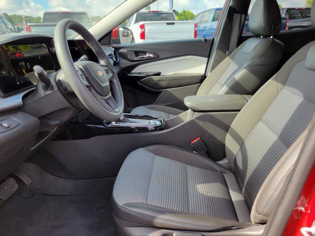 Used 2025 Chevrolet Trax LT FWD image 8