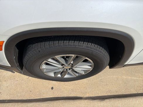 Used 2022 Chevrolet Traverse LT FWD image 6