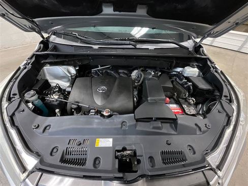 Used 2019 Toyota Highlander XLE AWD/4WD image 36