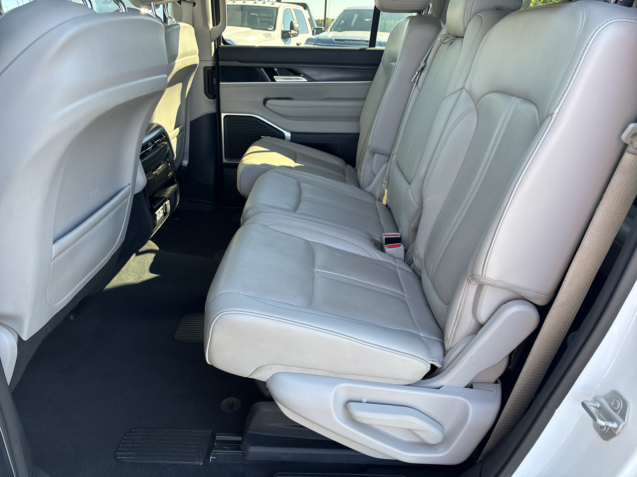 Used 2024 Jeep Wagoneer L Series II RWD image 27