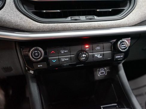 Used 2023 Jeep Compass Latitude AWD/4WD image 38