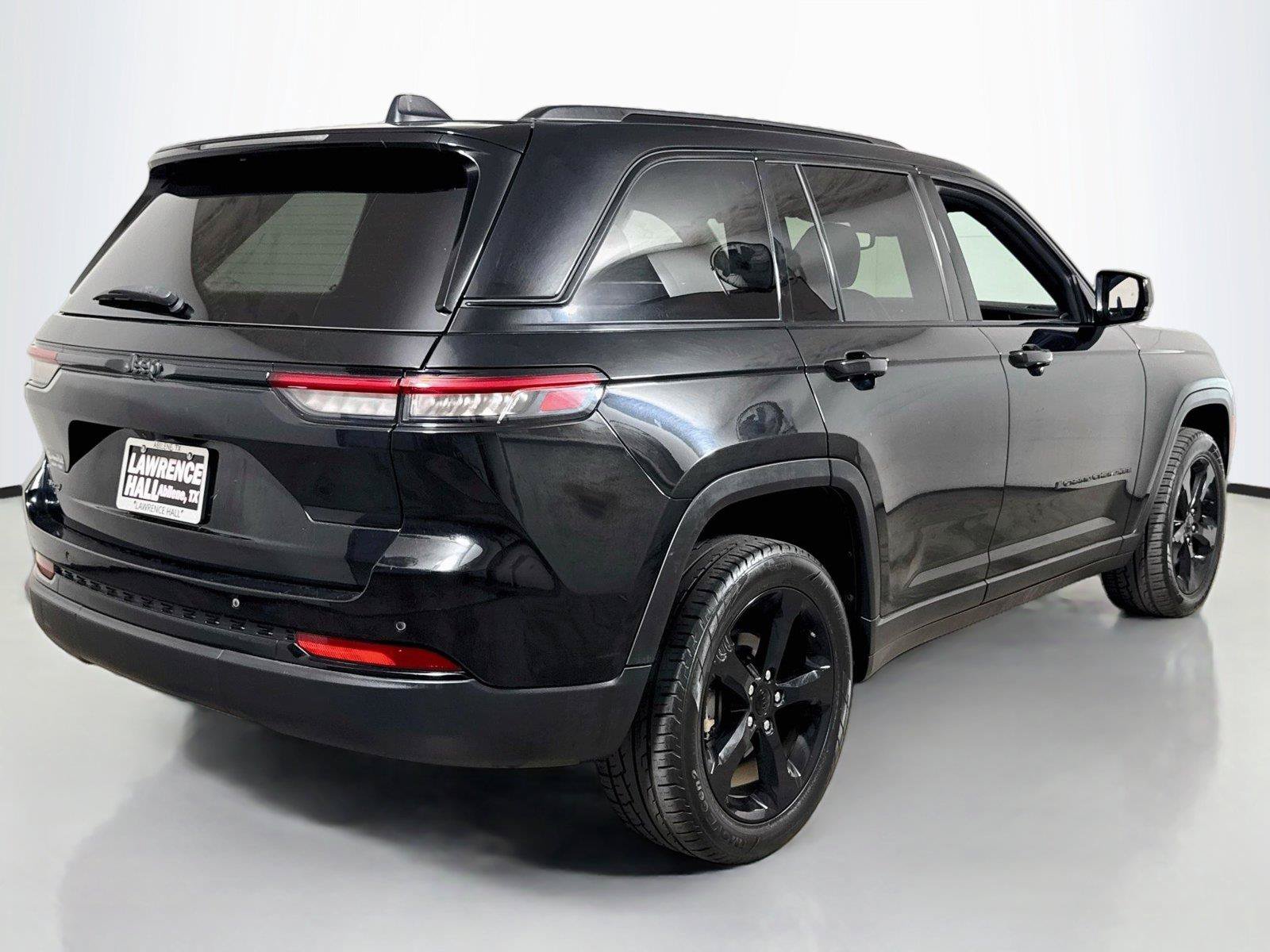 Used 2023 Jeep Grand Cherokee Altitude AWD/4WD image 4