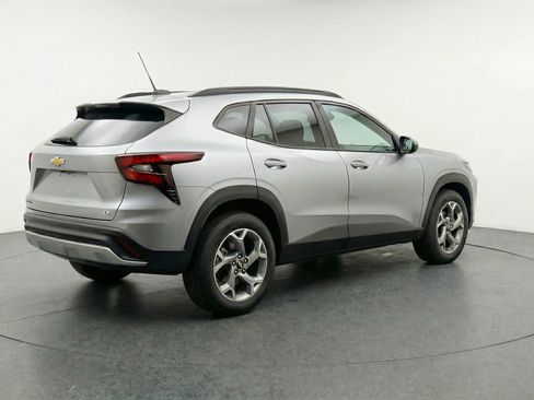 Used 2025 Chevrolet Trax LT w/ LT Convenience Package image 9