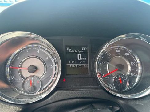 Used 2014 Chrysler Town & Country Touring FWD image 6